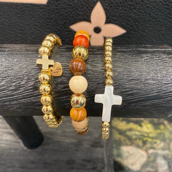 18k Gold Plated Beaded Cross Bracelet - Picture 3 of 4